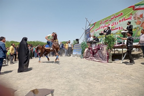 جشنواره سفیدکوه در مسیر گردشگری انجیره تا انوج ملایر همدان برگزار شد